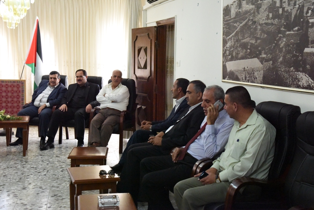 رئيس بلدية بيت لحم المحامي أنطون سلمان يستقبل عددا من الشخصيات الإعتبارية في دار البلدية والذين بدورهم قدموا التهنئة 