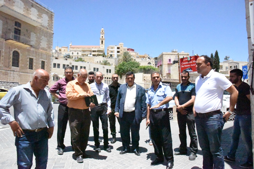 رئيس بلدية بيت لحم في جولة تفقدية لمحطة الباصات المركزية ويبدي ملاحظاته لتطويرها  ويبحث سبل حل الأزمة المرورية في المنطقة المحيطة بالمحطة