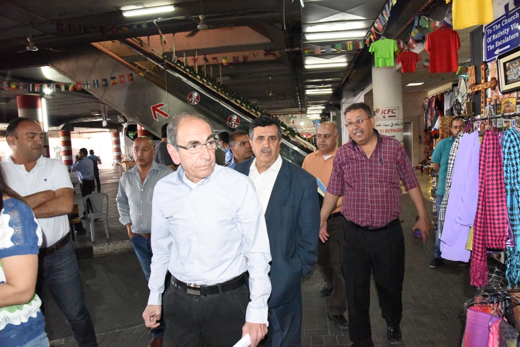 رئيس بلدية بيت لحم في جولة تفقدية لمحطة الباصات المركزية ويبدي ملاحظاته لتطويرها  ويبحث سبل حل الأزمة المرورية في المنطقة المحيطة بالمحطة