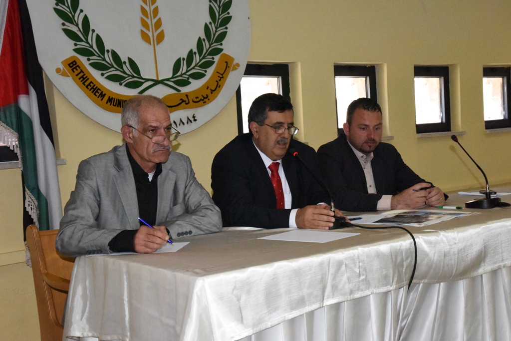 رئيس بلدية بيت لحم يجتمع مع مهندسي المدينة لتحديد إحتياجاتها الهندسية وكيفية تطويرها 