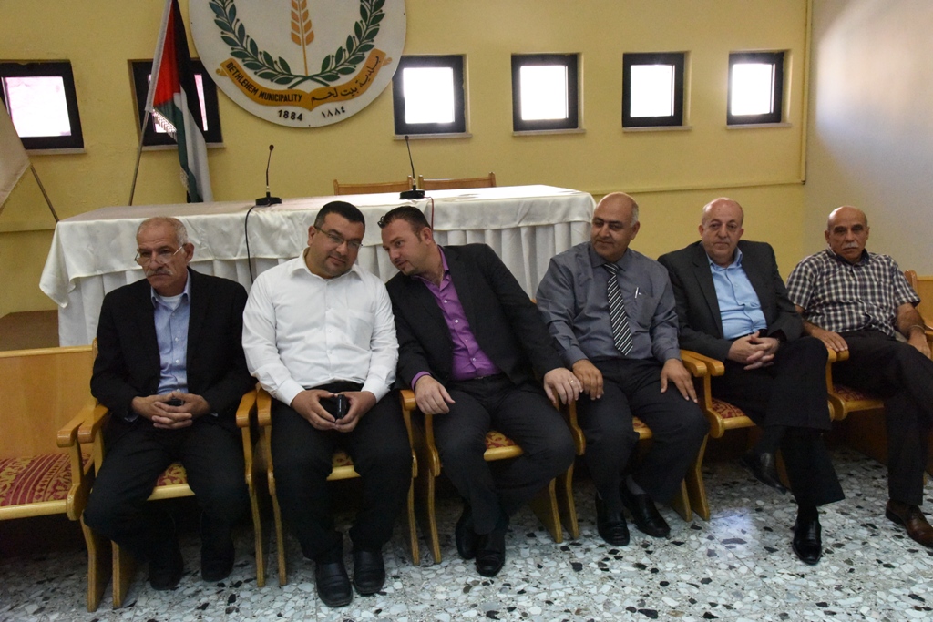 رئيس وأعضاء مجلس بلدية بيت لحم يلتقون بطاقم البلدية 