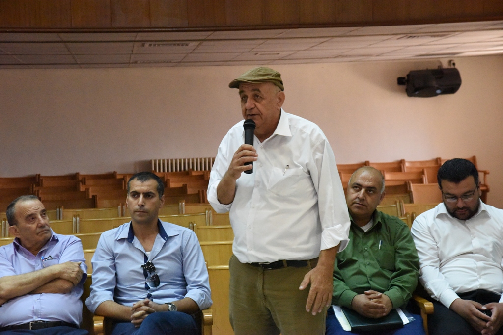 رئيس بلدية بيت لحم يجتمع مع مهندسي المدينة لتحديد إحتياجاتها الهندسية وكيفية تطويرها 