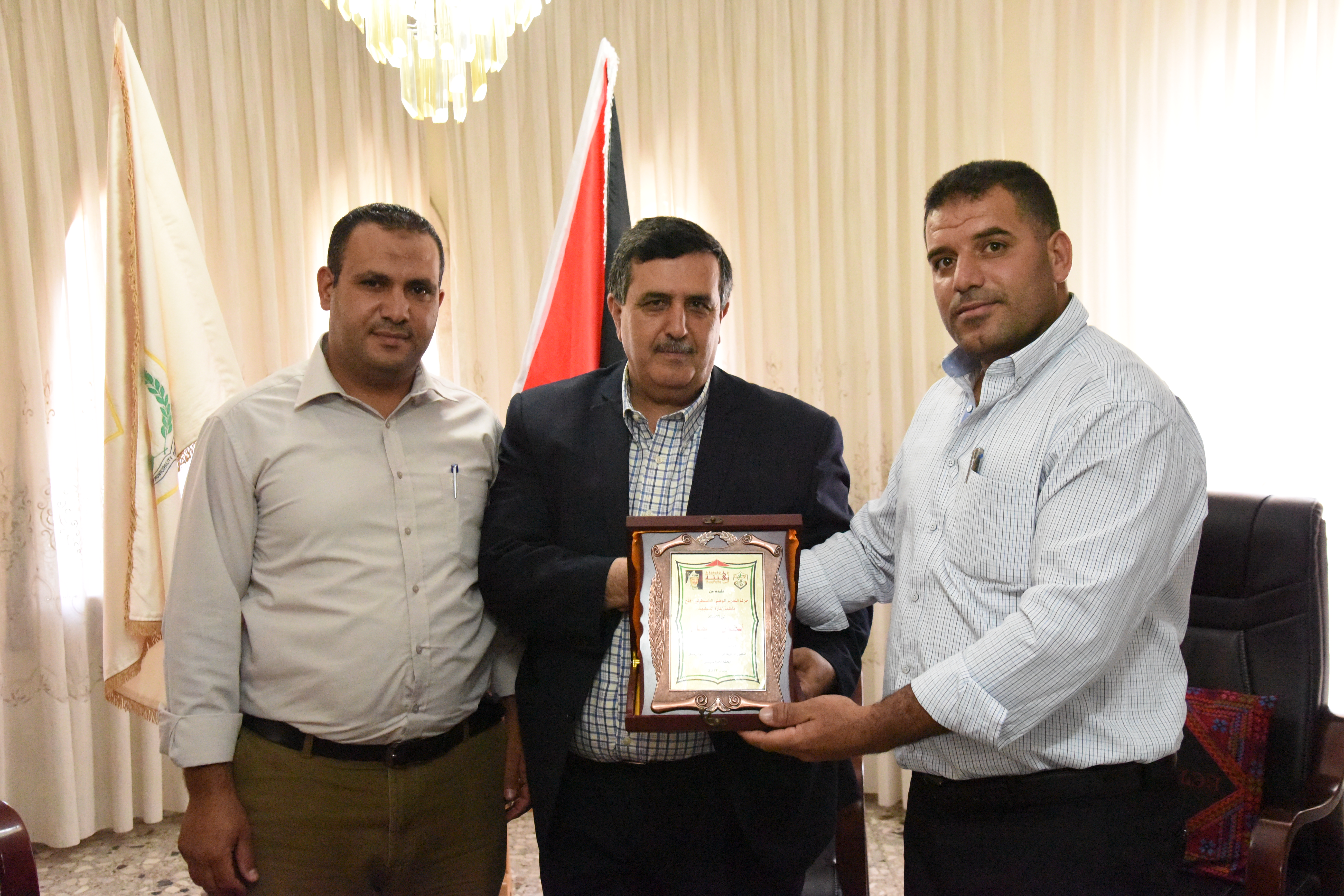 الأمن الوطني وبلدية بيت ساحور وحركة فتح/ زعترة والعديد من الجهات يهنئون رئيس بلدية بيت لحم بمنصبه