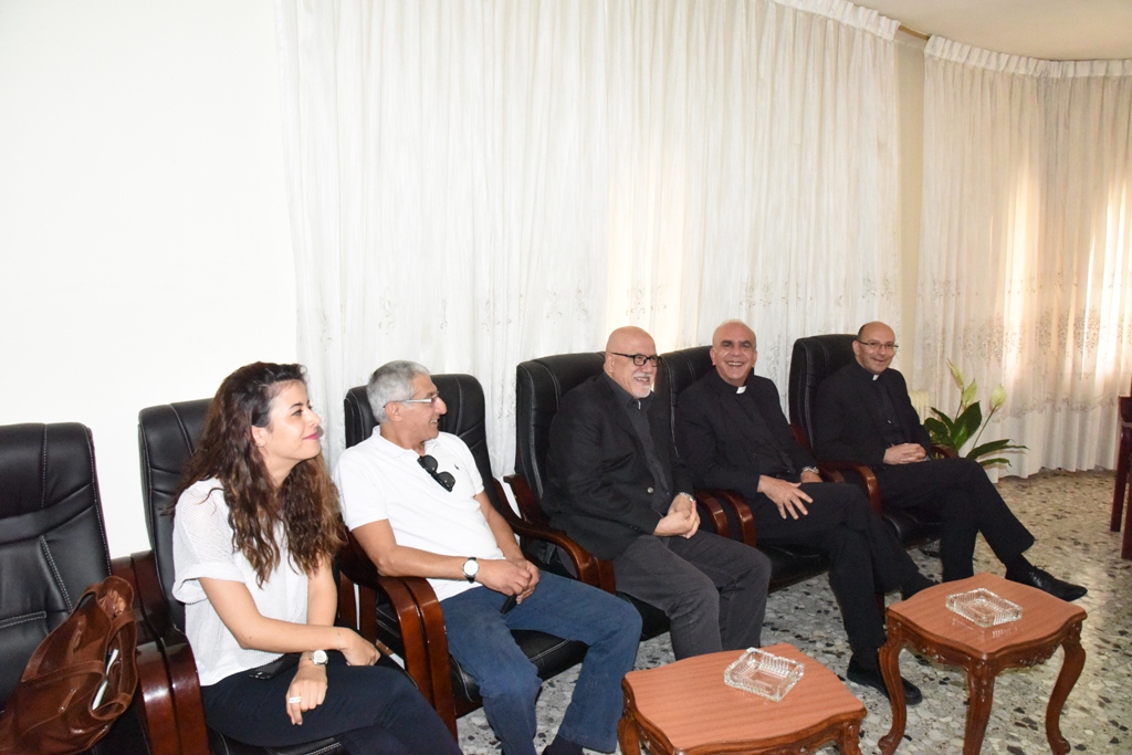 رئيس بلدية بيت لحم يستقبل وفد كايروس فلسطين الذي ضم البطريرك ميشيل صباح والمطران عطالله حنا والقس د. متري الراهب والوفد المرافق