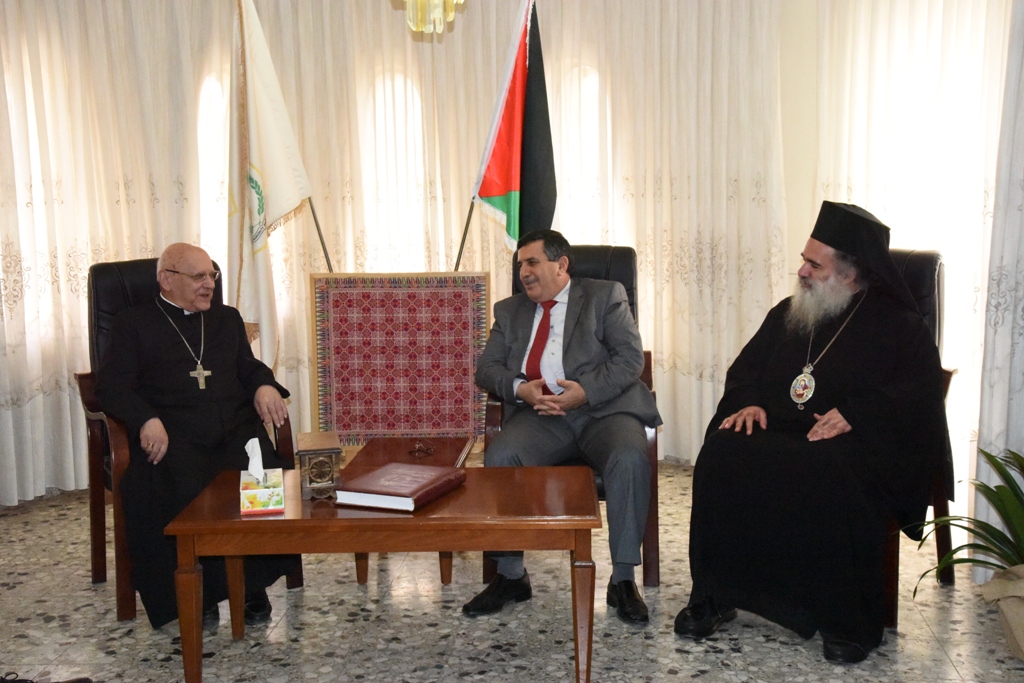 رئيس بلدية بيت لحم يستقبل وفد كايروس فلسطين الذي ضم البطريرك ميشيل صباح والمطران عطالله حنا والقس د. متري الراهب والوفد المرافق