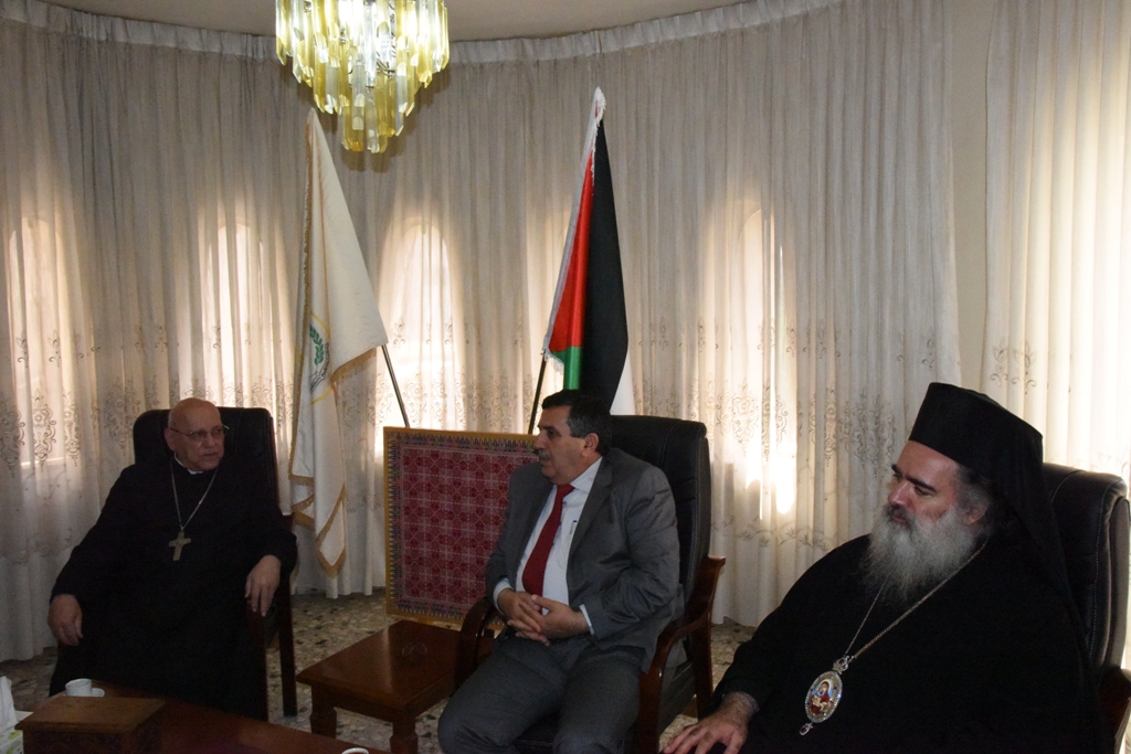 رئيس بلدية بيت لحم يستقبل وفد كايروس فلسطين الذي ضم البطريرك ميشيل صباح والمطران عطالله حنا والقس د. متري الراهب والوفد المرافق