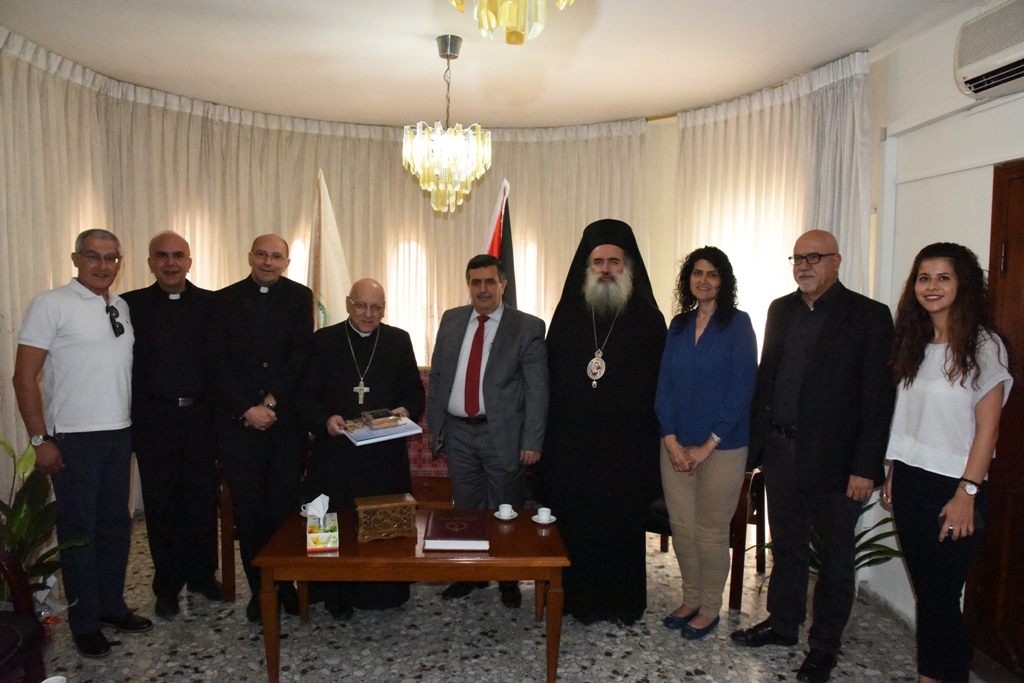 رئيس بلدية بيت لحم يستقبل وفد كايروس فلسطين الذي ضم البطريرك ميشيل صباح والمطران عطالله حنا والقس د. متري الراهب والوفد المرافق
