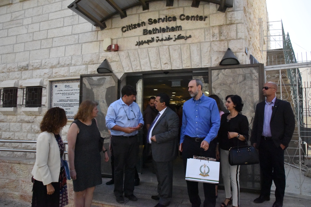 رئيس بلدية بيت لحم يستقبل مساعدة مدير مكتب الشرق الأوسط في الوكالة الأمريكية والقنصل الأمريكي العام في القدس