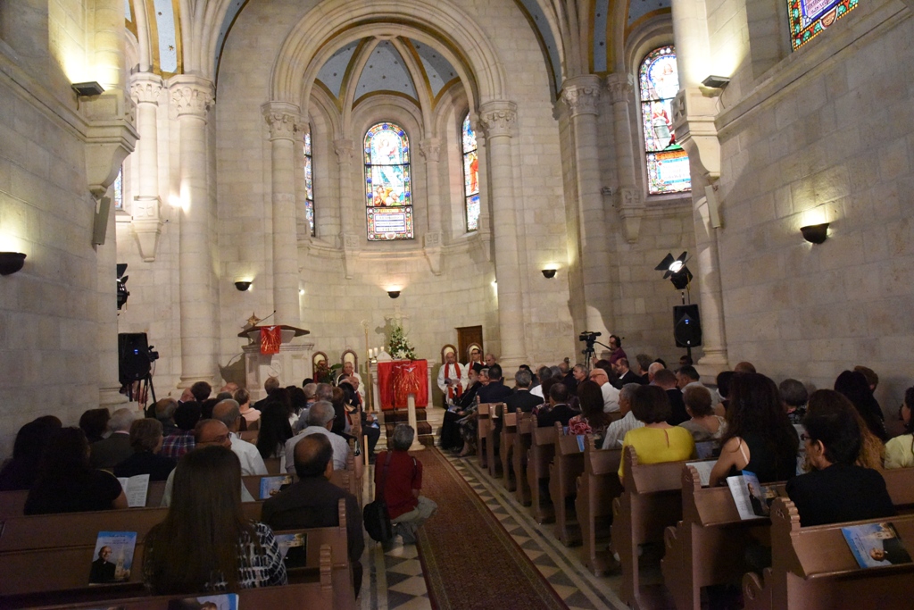 رئيس بلدية بيت لحم يشارك في قداسِ وإحتفال خدمة الشكر للقس الدكتور متري الراهب 