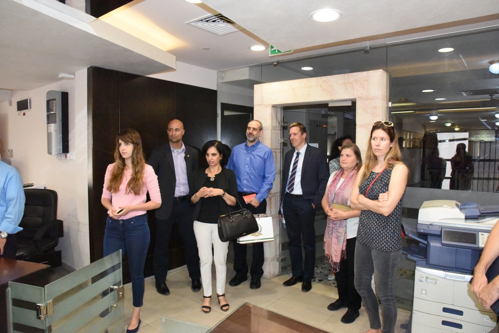 رئيس بلدية بيت لحم يستقبل مساعدة مدير مكتب الشرق الأوسط في الوكالة الأمريكية والقنصل الأمريكي العام في القدس