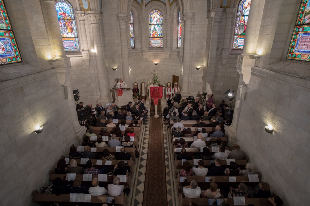 رئيس بلدية بيت لحم يشارك في قداسِ وإحتفال خدمة الشكر للقس الدكتور متري الراهب 