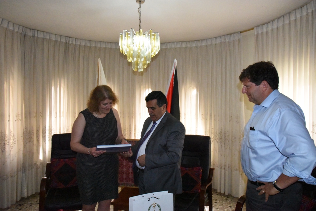 رئيس بلدية بيت لحم يستقبل مساعدة مدير مكتب الشرق الأوسط في الوكالة الأمريكية والقنصل الأمريكي العام في القدس