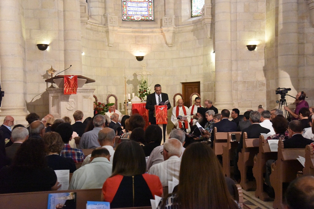 رئيس بلدية بيت لحم يشارك في قداسِ وإحتفال خدمة الشكر للقس الدكتور متري الراهب 