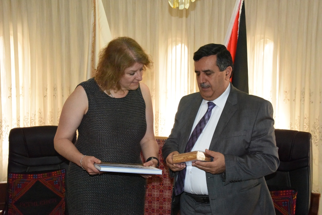 رئيس بلدية بيت لحم يستقبل مساعدة مدير مكتب الشرق الأوسط في الوكالة الأمريكية والقنصل الأمريكي العام في القدس