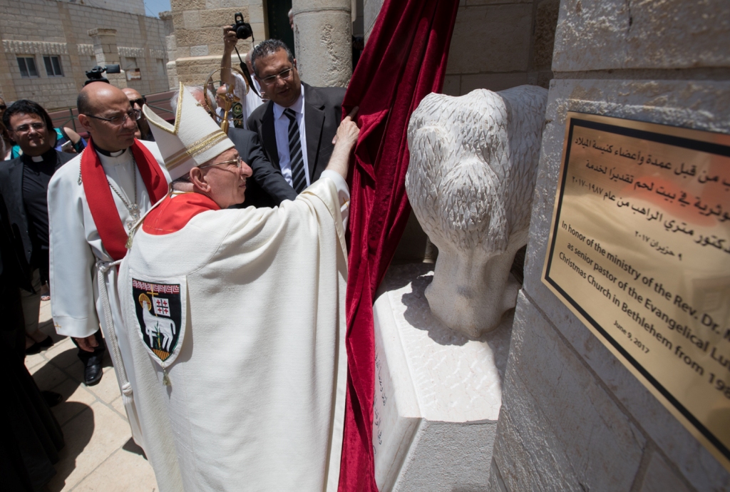 رئيس بلدية بيت لحم يشارك في قداسِ وإحتفال خدمة الشكر للقس الدكتور متري الراهب 