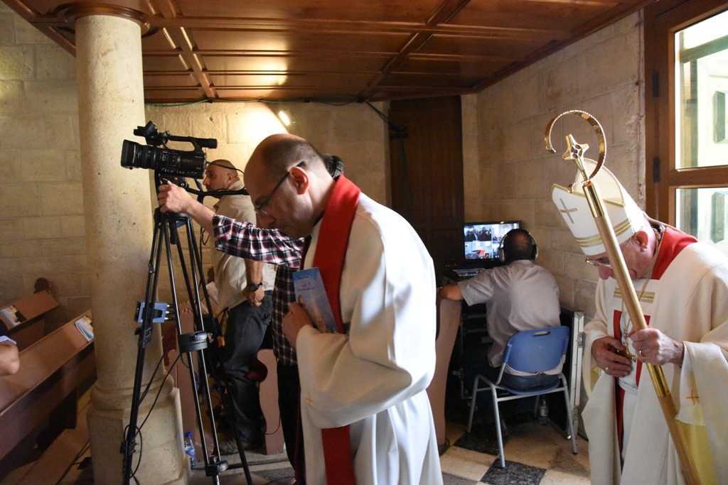 رئيس بلدية بيت لحم يشارك في قداسِ وإحتفال خدمة الشكر للقس الدكتور متري الراهب 