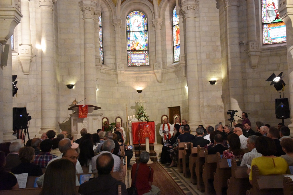 رئيس بلدية بيت لحم يشارك في قداسِ وإحتفال خدمة الشكر للقس الدكتور متري الراهب 