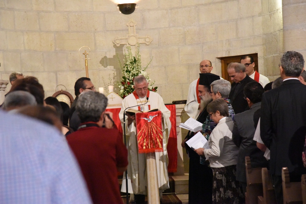 رئيس بلدية بيت لحم يشارك في قداسِ وإحتفال خدمة الشكر للقس الدكتور متري الراهب 