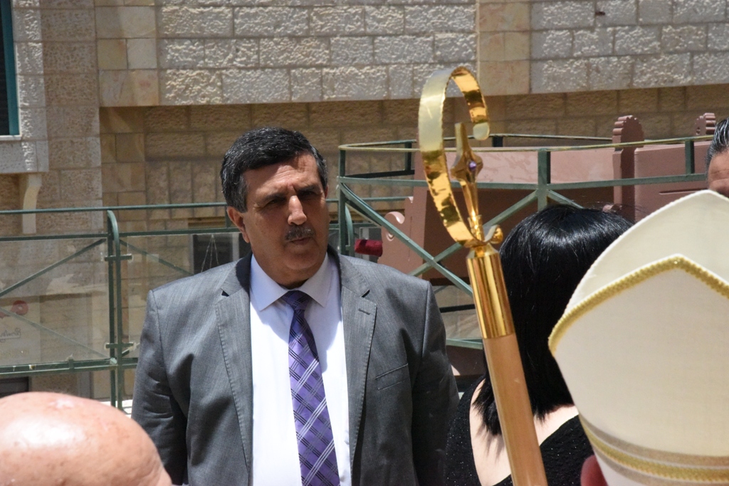 رئيس بلدية بيت لحم يشارك في قداسِ وإحتفال خدمة الشكر للقس الدكتور متري الراهب 