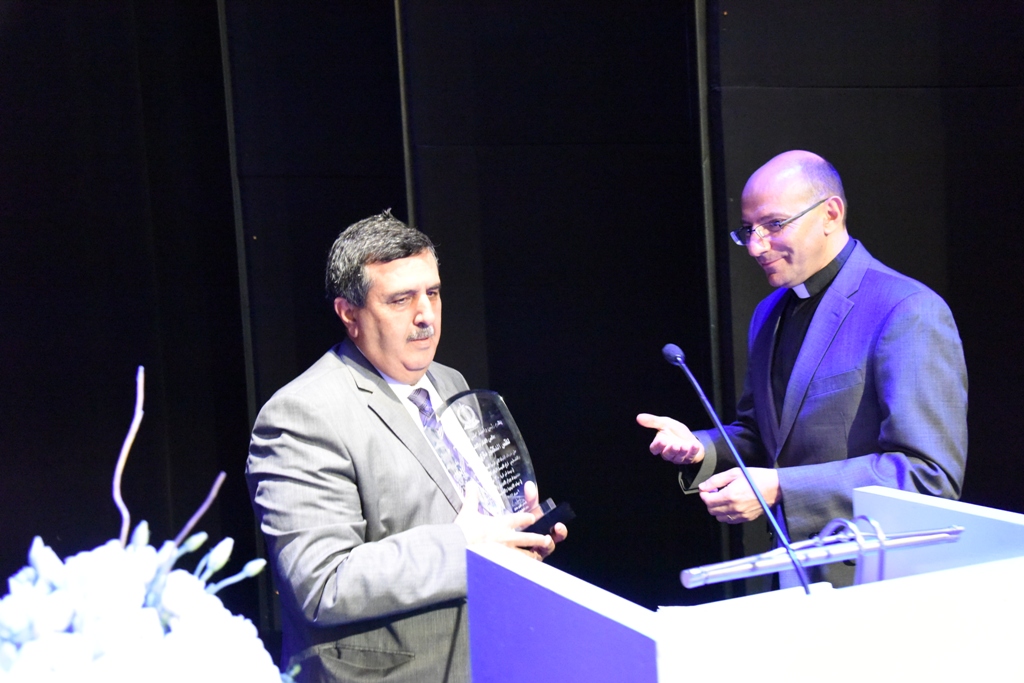 رئيس بلدية بيت لحم يشارك في قداسِ وإحتفال خدمة الشكر للقس الدكتور متري الراهب 