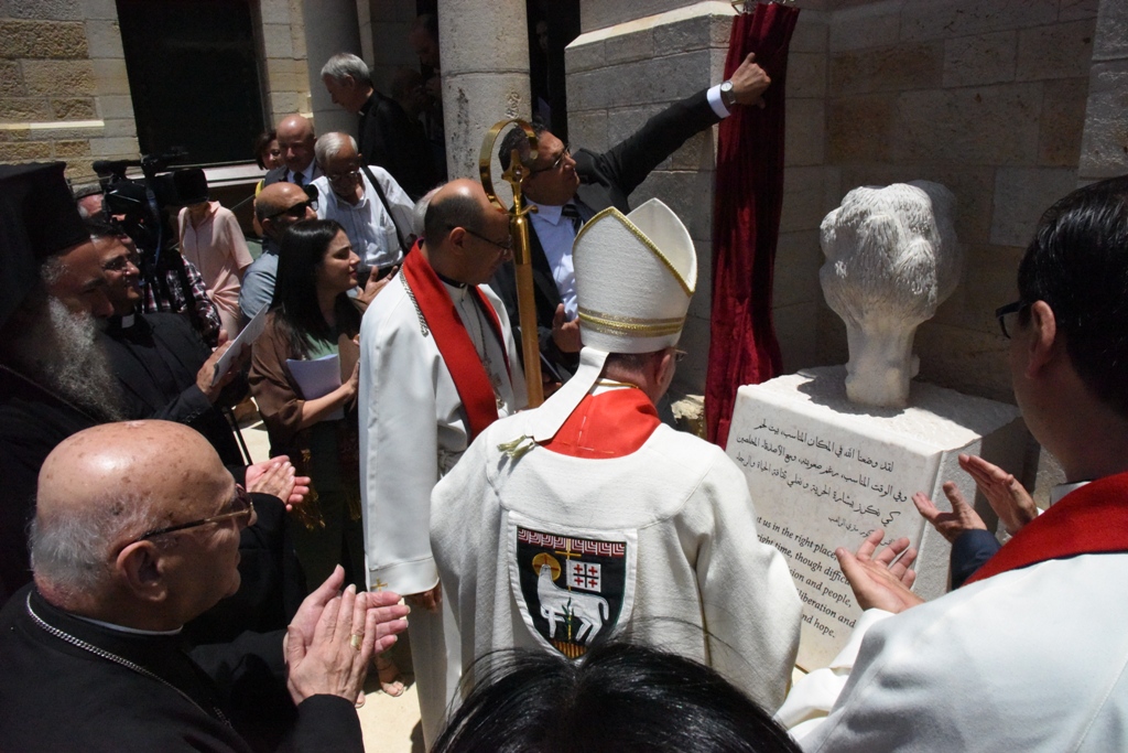 رئيس بلدية بيت لحم يشارك في قداسِ وإحتفال خدمة الشكر للقس الدكتور متري الراهب 