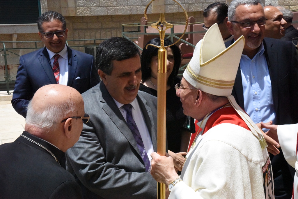 رئيس بلدية بيت لحم يشارك في قداسِ وإحتفال خدمة الشكر للقس الدكتور متري الراهب 