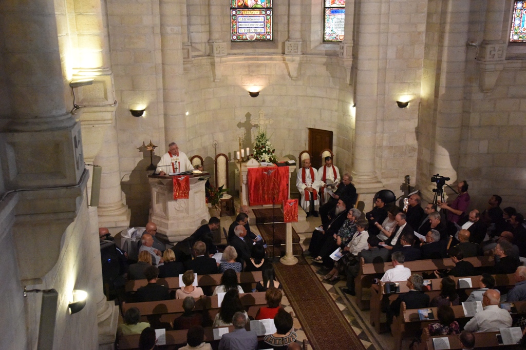رئيس بلدية بيت لحم يشارك في قداسِ وإحتفال خدمة الشكر للقس الدكتور متري الراهب 