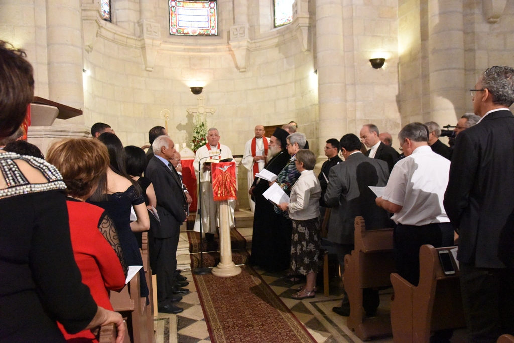 رئيس بلدية بيت لحم يشارك في قداسِ وإحتفال خدمة الشكر للقس الدكتور متري الراهب 