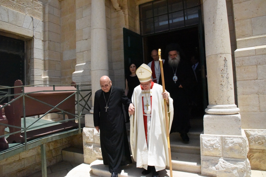 رئيس بلدية بيت لحم يشارك في قداسِ وإحتفال خدمة الشكر للقس الدكتور متري الراهب 