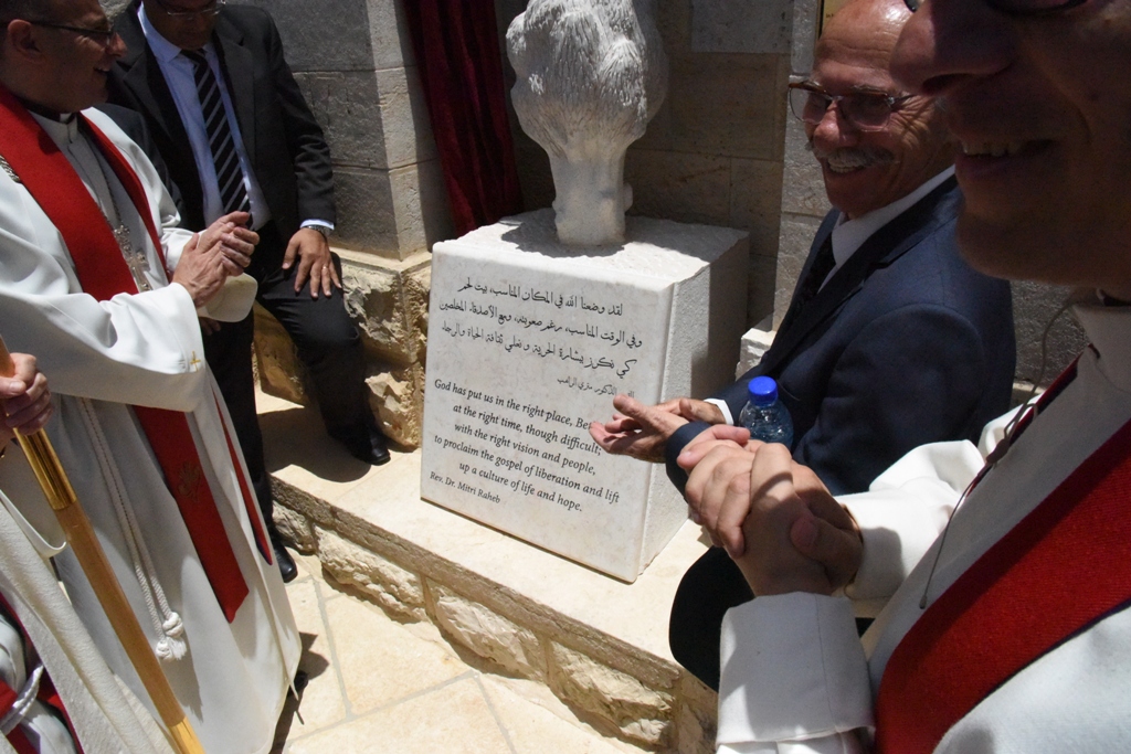 رئيس بلدية بيت لحم يشارك في قداسِ وإحتفال خدمة الشكر للقس الدكتور متري الراهب 