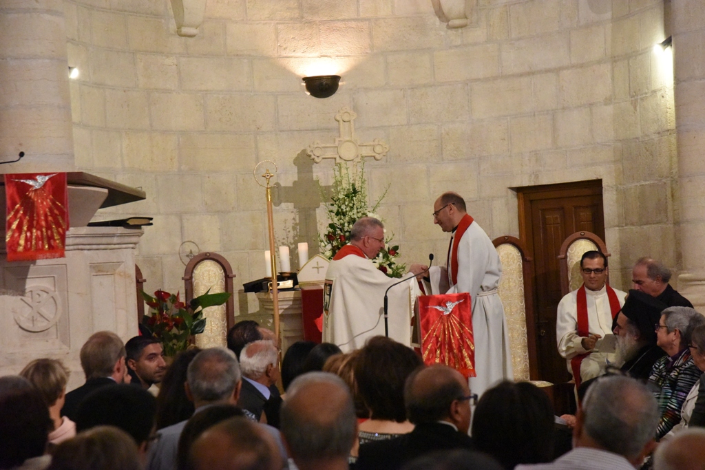 رئيس بلدية بيت لحم يشارك في قداسِ وإحتفال خدمة الشكر للقس الدكتور متري الراهب 