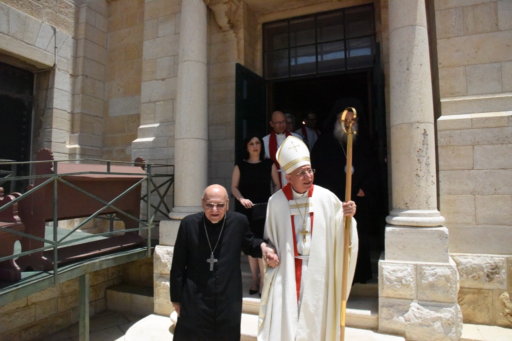 رئيس بلدية بيت لحم يشارك في قداسِ وإحتفال خدمة الشكر للقس الدكتور متري الراهب 