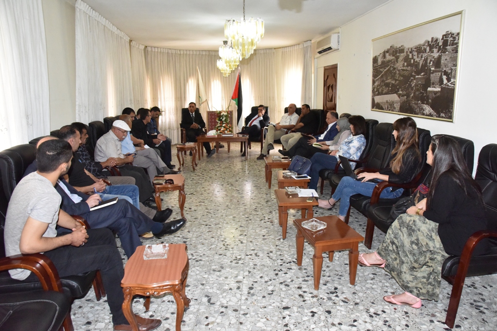 اجتماع في بلدية بيت لحم لإيجاد آليات للتخلص من الآفات والقوارض وحل مشكلة الكلاب ونظافة المحافظة 