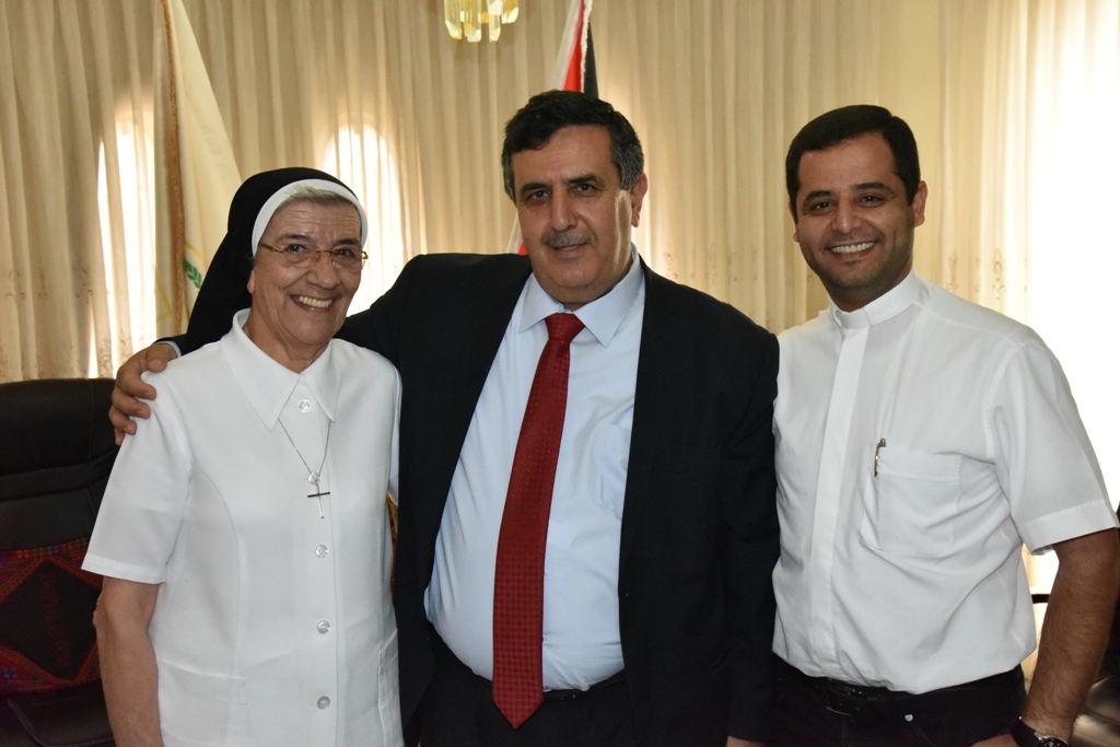 رئيس بلدية بيت لحم يستقبل عددا من الوفود ضمت مدرسة بيت لحم للأيقونات والبنك الاردني الكويتي والكنيسة المارونية وراهبات القديسة تيريزا الطفل يسوع وشركة جوال 