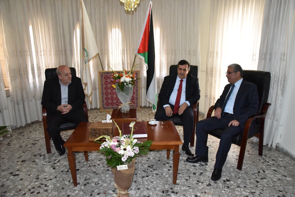 رئيس بلدية بيت لحم يستقبل عددا من الوفود ضمت مدرسة بيت لحم للأيقونات والبنك الاردني الكويتي والكنيسة المارونية وراهبات القديسة تيريزا الطفل يسوع وشركة جوال 