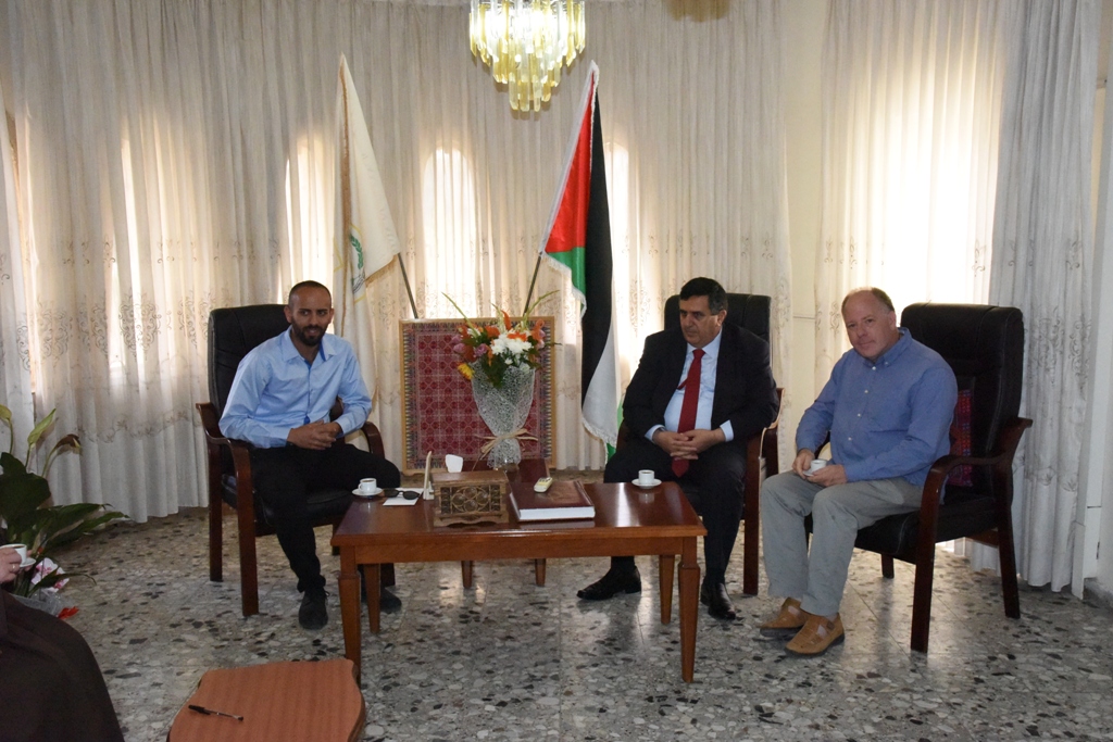 رئيس بلدية بيت لحم يستقبل عددا من الوفود ضمت مدرسة بيت لحم للأيقونات والبنك الاردني الكويتي والكنيسة المارونية وراهبات القديسة تيريزا الطفل يسوع وشركة جوال 