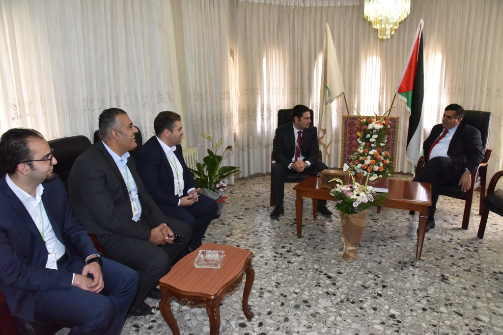 رئيس بلدية بيت لحم يستقبل عددا من الوفود ضمت مدرسة بيت لحم للأيقونات والبنك الاردني الكويتي والكنيسة المارونية وراهبات القديسة تيريزا الطفل يسوع وشركة جوال 