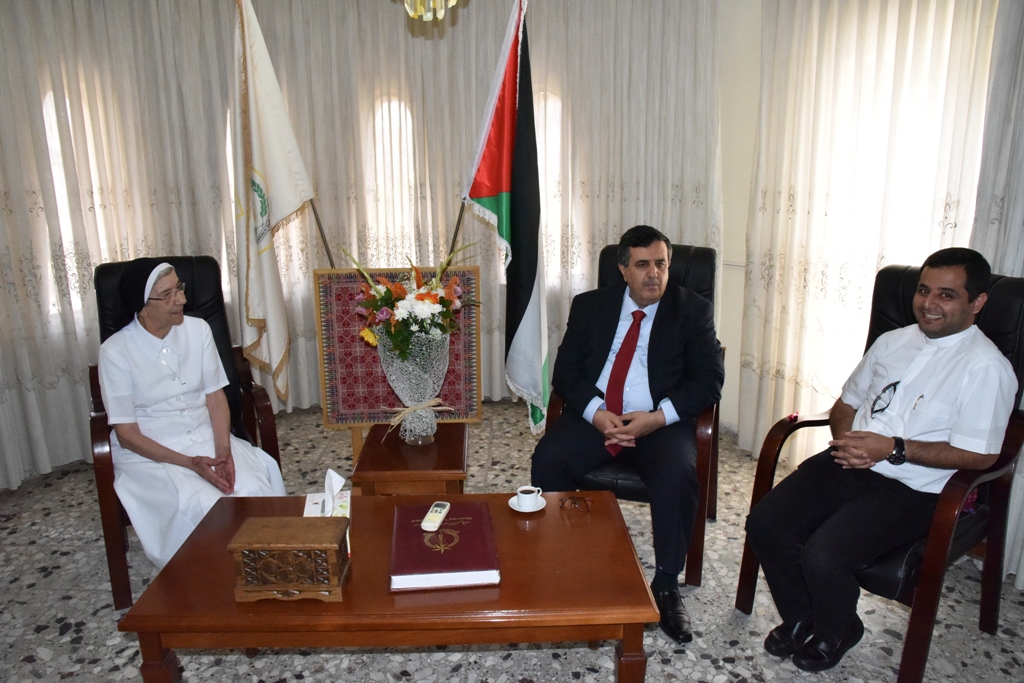 رئيس بلدية بيت لحم يستقبل عددا من الوفود ضمت مدرسة بيت لحم للأيقونات والبنك الاردني الكويتي والكنيسة المارونية وراهبات القديسة تيريزا الطفل يسوع وشركة جوال 