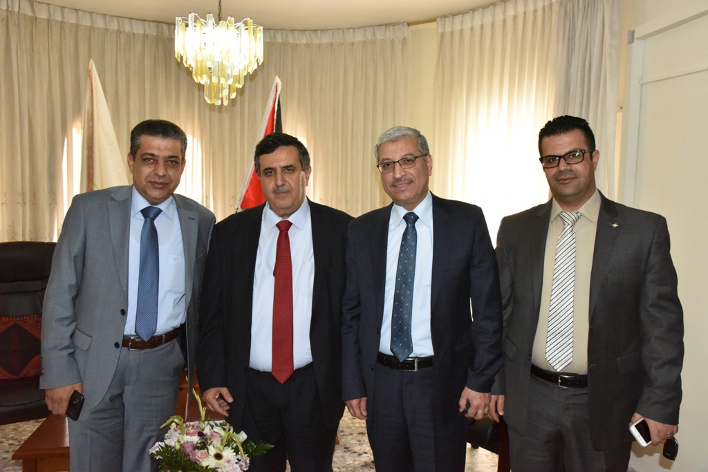 رئيس بلدية بيت لحم يستقبل عددا من الوفود ضمت مدرسة بيت لحم للأيقونات والبنك الاردني الكويتي والكنيسة المارونية وراهبات القديسة تيريزا الطفل يسوع وشركة جوال 