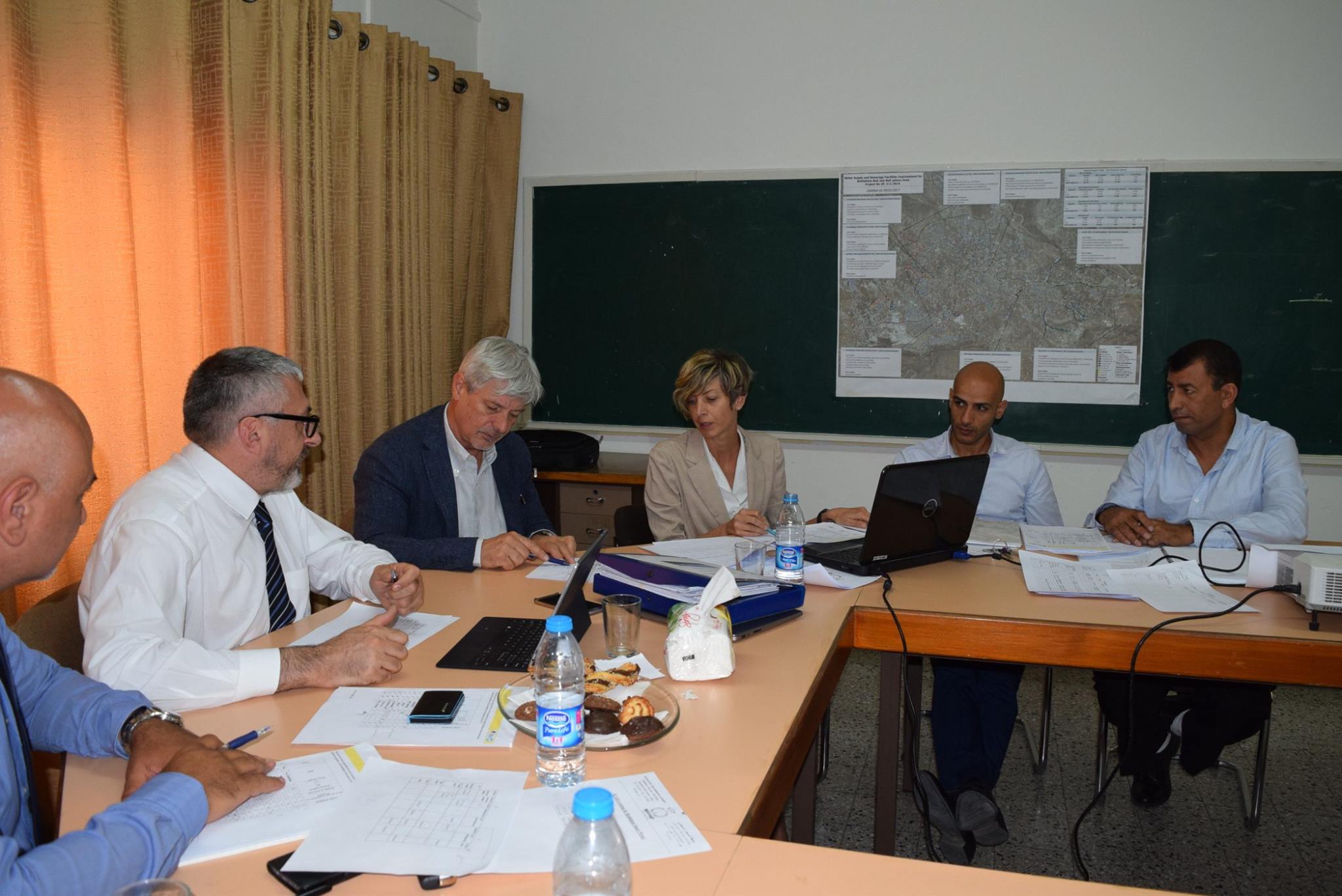  في اطار البدء بتنفيذ مشروع نظام التحكم المائي الالكتروني رئيس بلدية بيت لحم يشارك في اجتماع في سلطة المياه والمجاري بيت لحم 