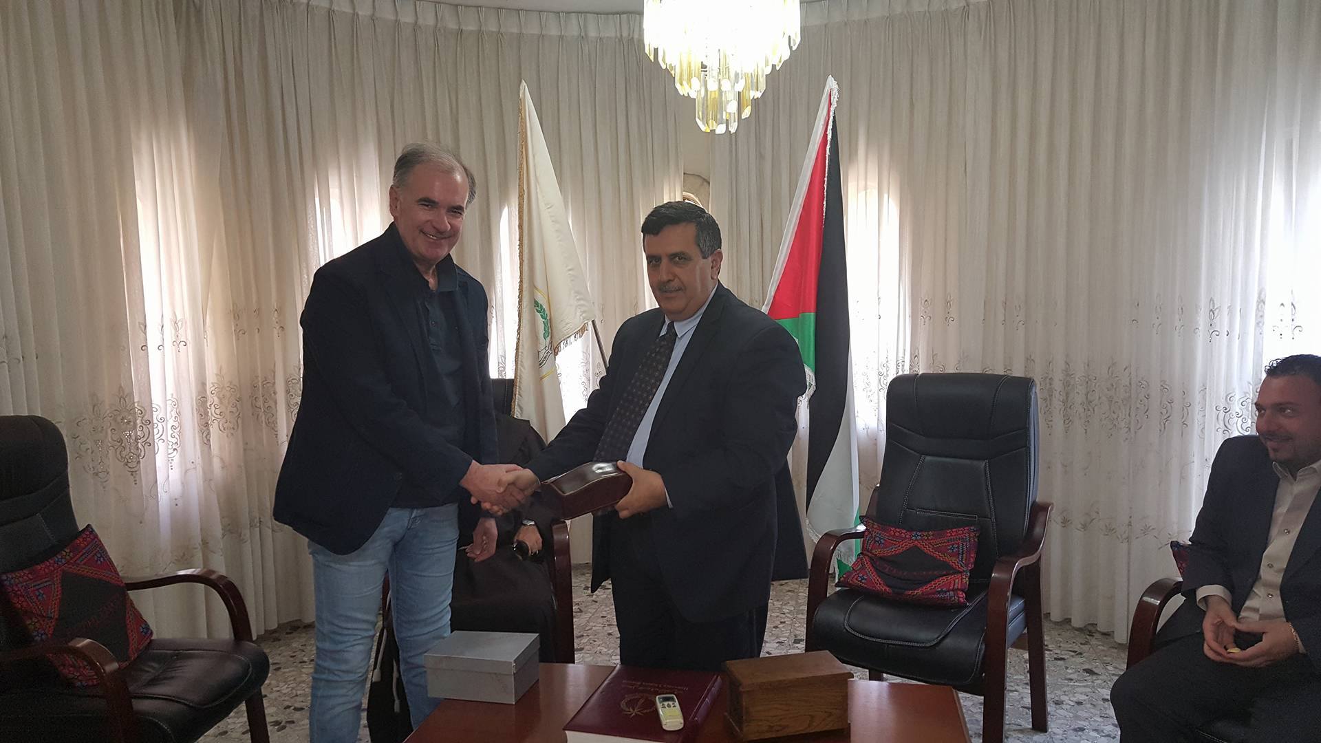 رئيس بلدية بيت لحم يستقبل الاب ابراهيم فلتس وممثلين عن مؤسسة يوحنا بولس الثاني ووفدا اكاديميا امريكيا 