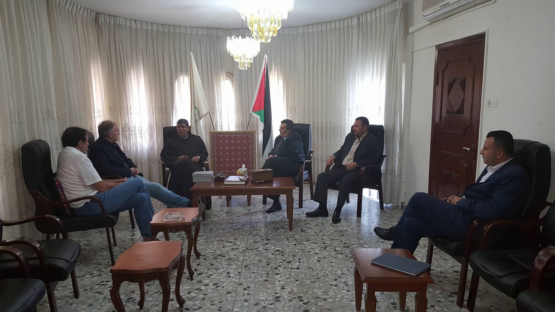 رئيس بلدية بيت لحم يستقبل الاب ابراهيم فلتس وممثلين عن مؤسسة يوحنا بولس الثاني ووفدا اكاديميا امريكيا 