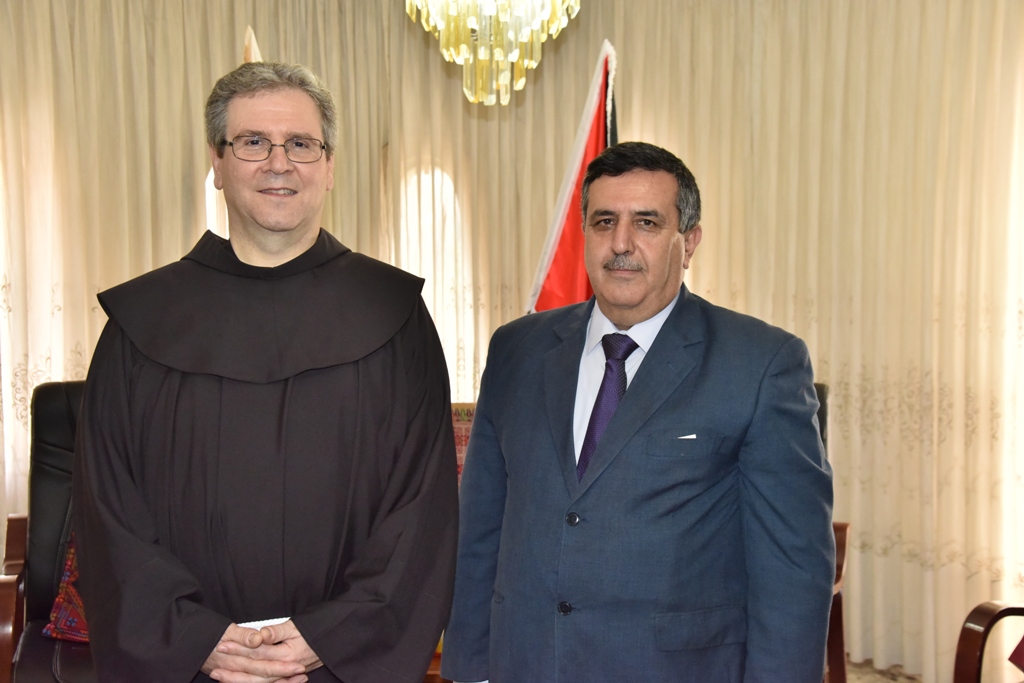 رئيس وأعضاء مجلس بلدية بيت لحم يستقبلون حارس الأراضي المقدسة 