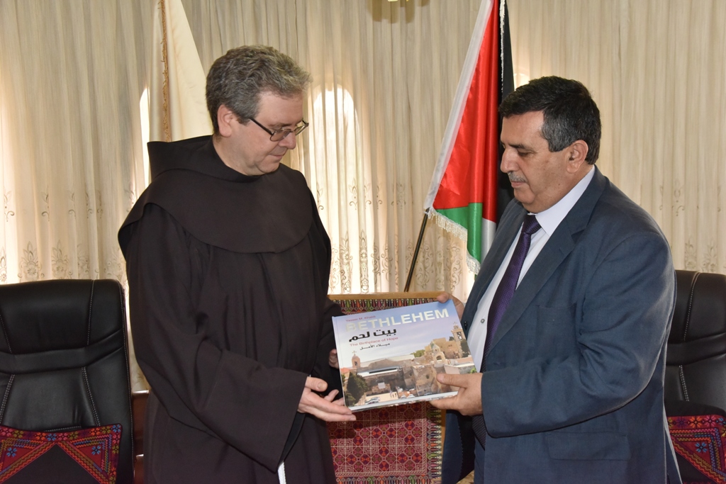 رئيس وأعضاء مجلس بلدية بيت لحم يستقبلون حارس الأراضي المقدسة 