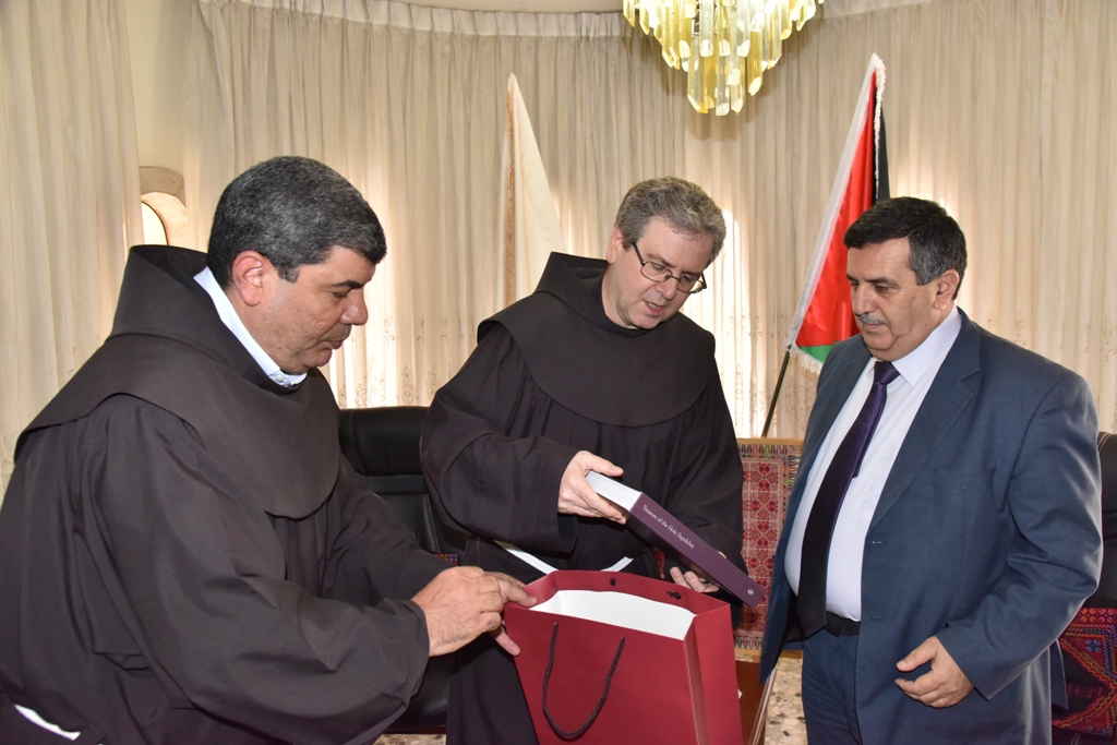 رئيس وأعضاء مجلس بلدية بيت لحم يستقبلون حارس الأراضي المقدسة 