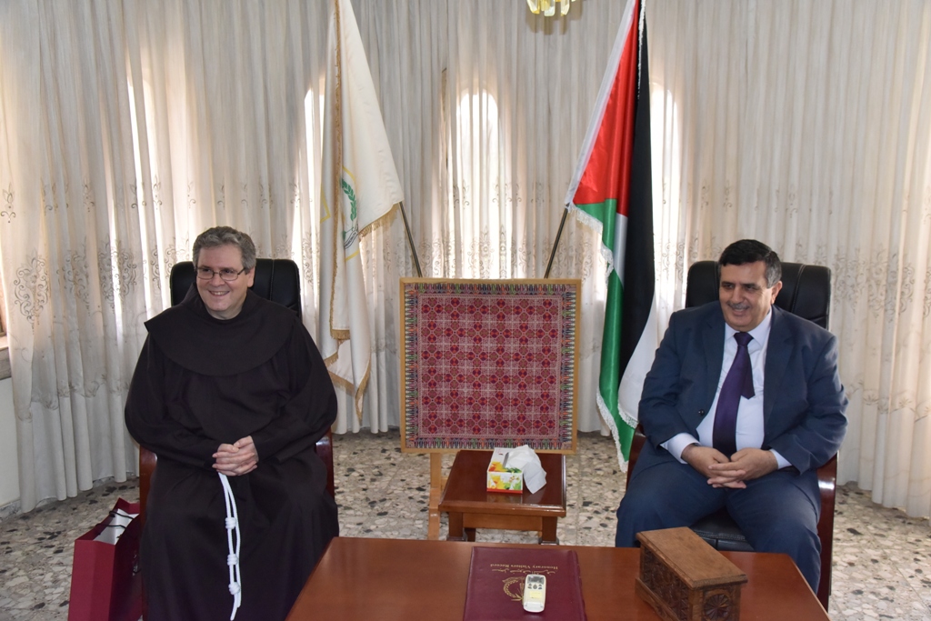 رئيس وأعضاء مجلس بلدية بيت لحم يستقبلون حارس الأراضي المقدسة 