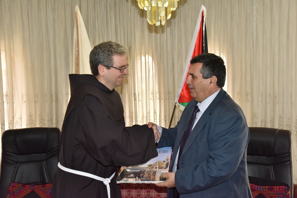 رئيس وأعضاء مجلس بلدية بيت لحم يستقبلون حارس الأراضي المقدسة 