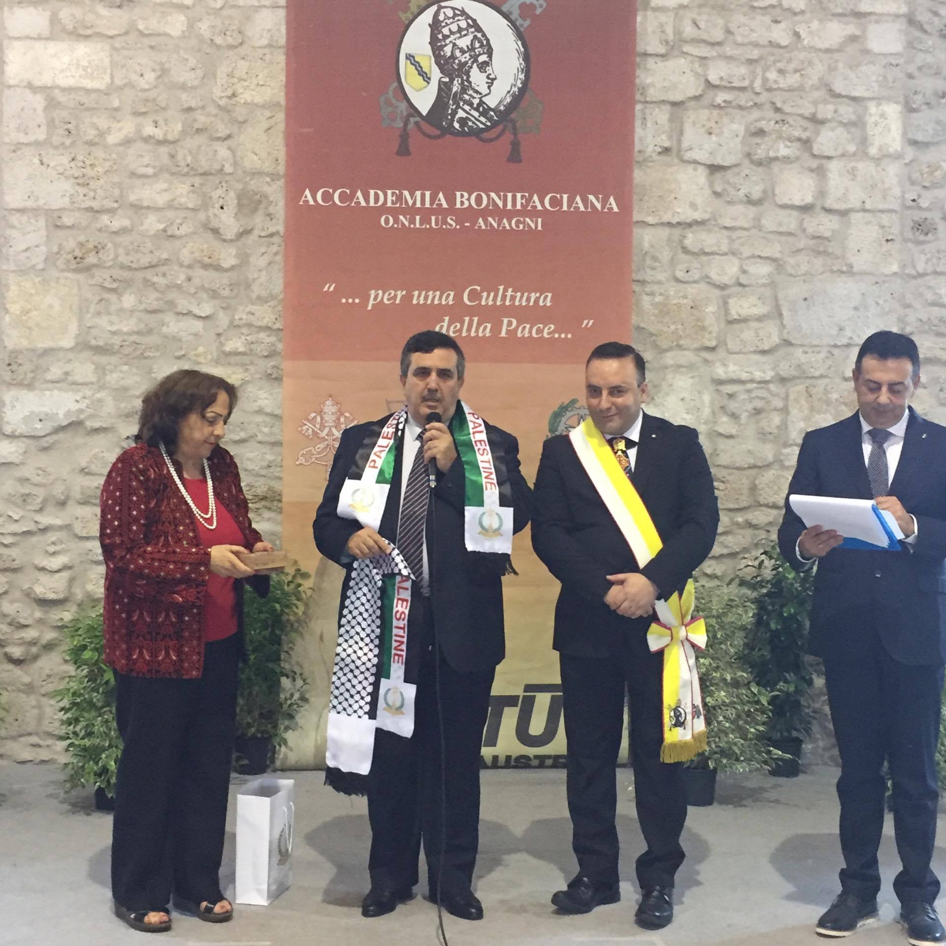 رئيس بلدية بيت لحم المحامي انطون سلمان يتلقى جائزة السلام والثقافة الدولية في إيطاليا