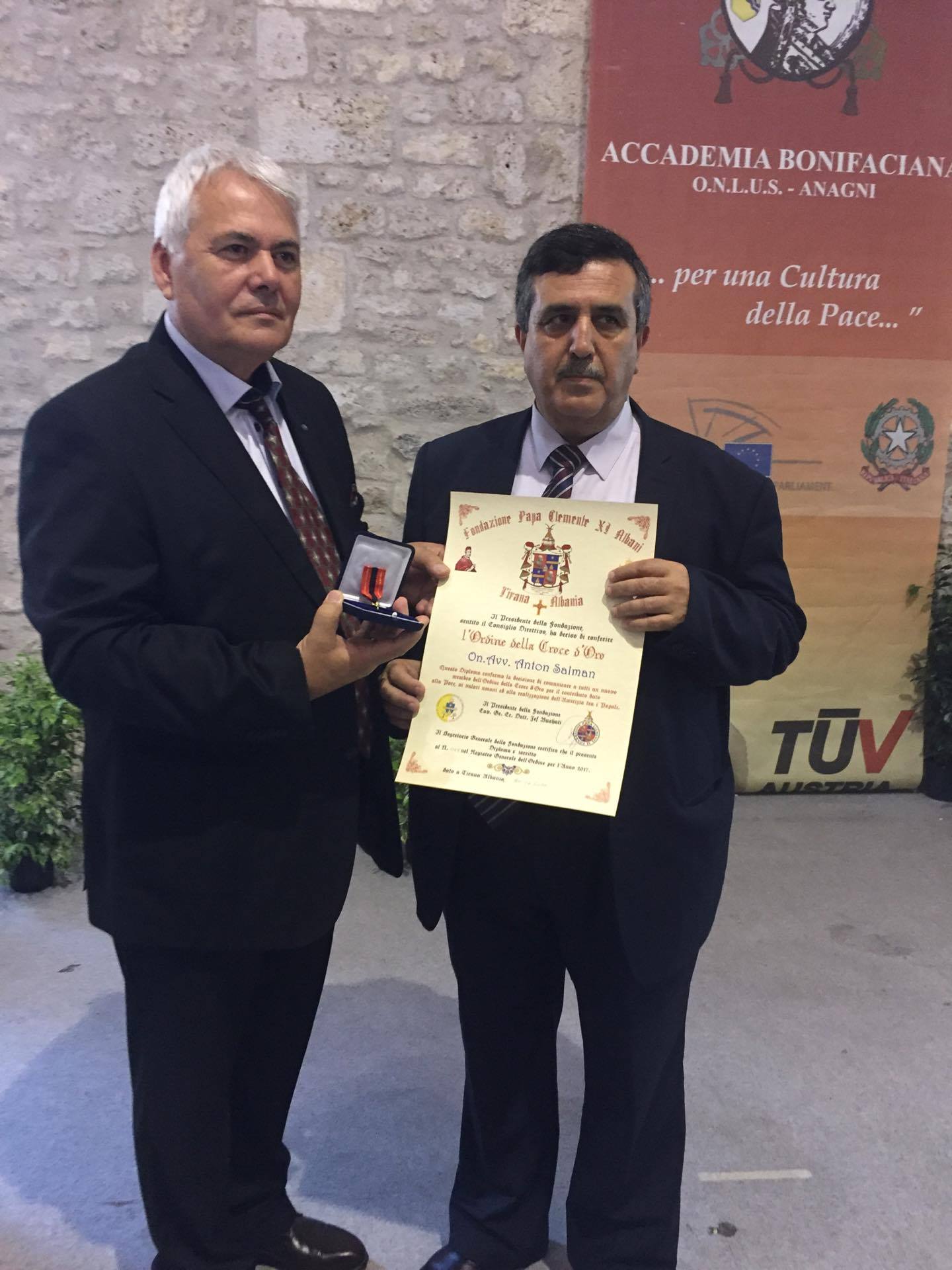 رئيس بلدية بيت لحم المحامي انطون سلمان يتلقى جائزة السلام والثقافة الدولية في إيطاليا