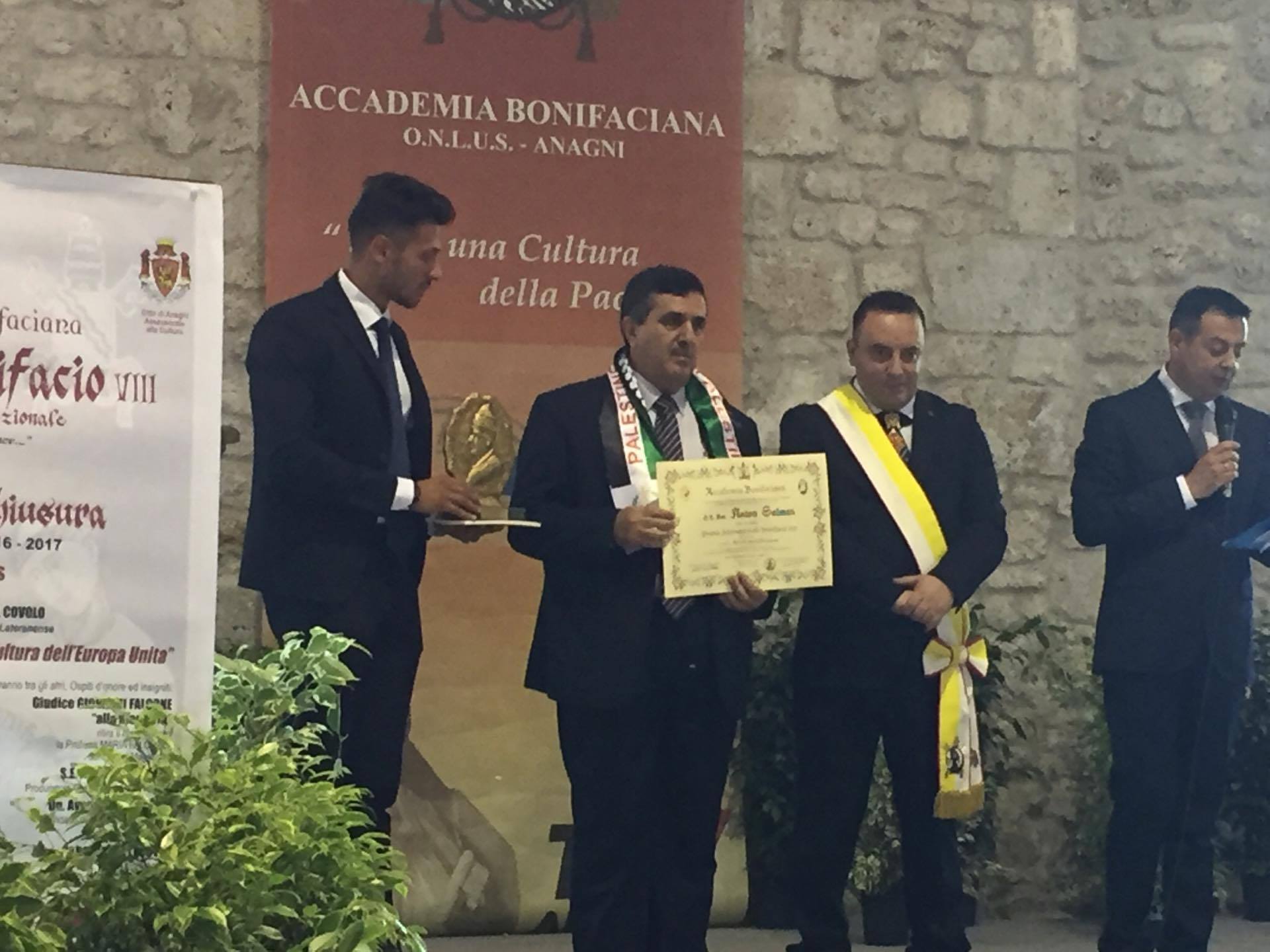 رئيس بلدية بيت لحم المحامي انطون سلمان يتلقى جائزة السلام والثقافة الدولية في إيطاليا